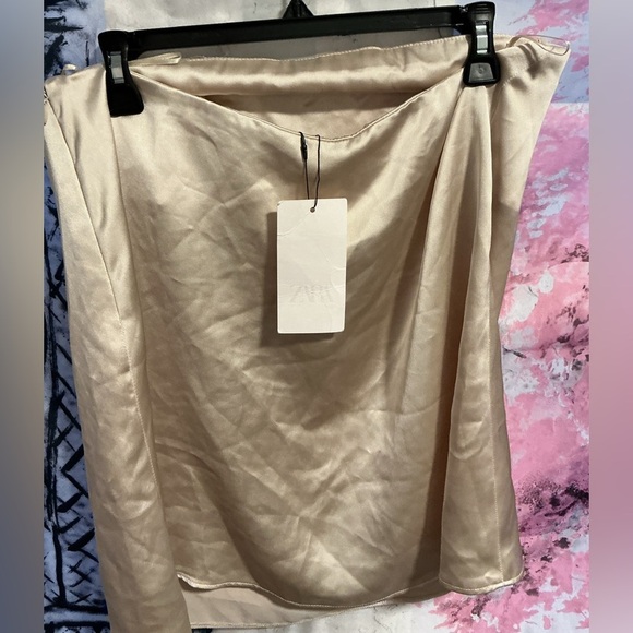 NWT ZARA BLOGGER FAV satin Top size L and XL
🚨PRICE FIRM NO DISCOUNT - Picture 6 of 16